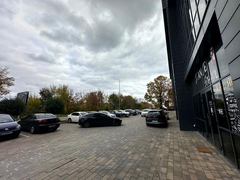 комерційна за адресою Машинобудівників вул., 16