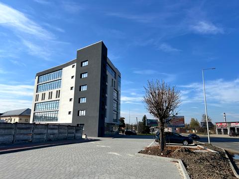 комерційна за адресою Максимовича вул., 15