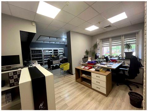 комерційна за адресою Володимира Івасюка просп. (Героїв Сталінграду), 10-А