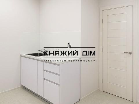 комерційна за адресою Дніпровська набережна вул., 20-Б