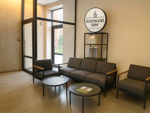 комерційна за адресою Дніпровська набережна вул., 20-Б