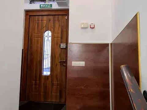 комерційна за адресою Оболонська вул., 1