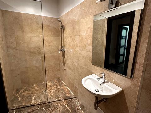 комерційна за адресою Почайнинська вул., 70