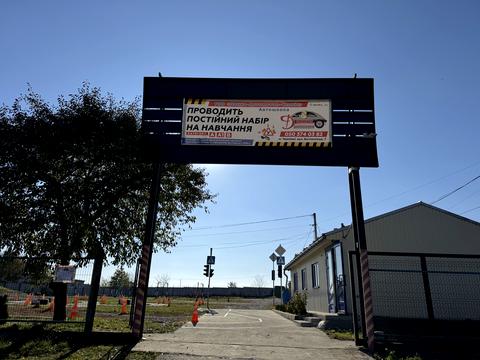 комерційна за адресою Василя Лесина вул., 33