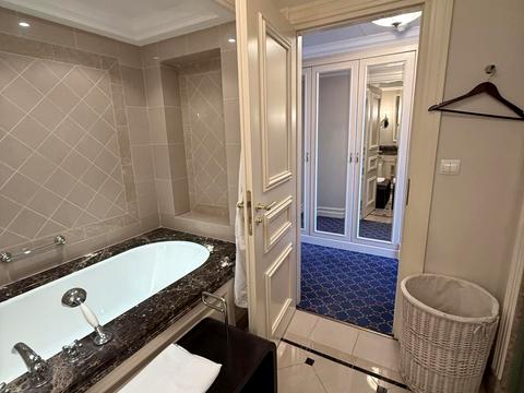 коммерческая по адресу Андрея Верхогляда ул. (Михайла Драгомирова), 15-А