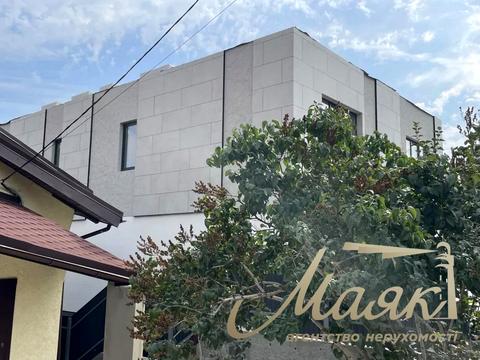 будинок за адресою Листопадна вул.