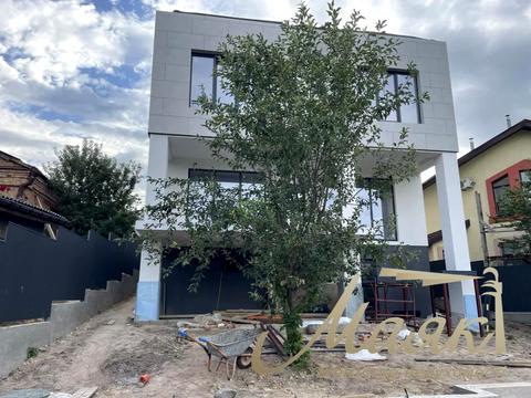 будинок за адресою Листопадна вул.