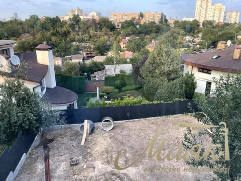 будинок за адресою Листопадна вул.