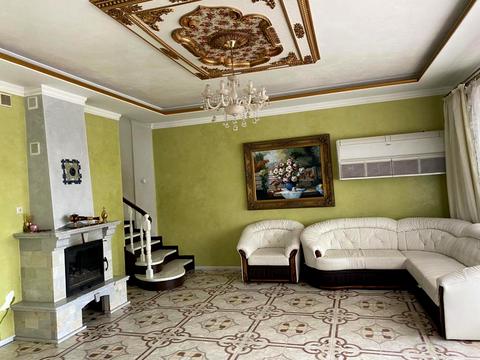 будинок за адресою Євгена Плужника вул.