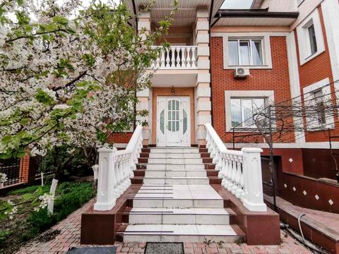 будинок за адресою Євгена Плужника вул.