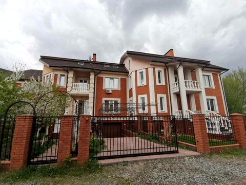 будинок за адресою Євгена Плужника вул.