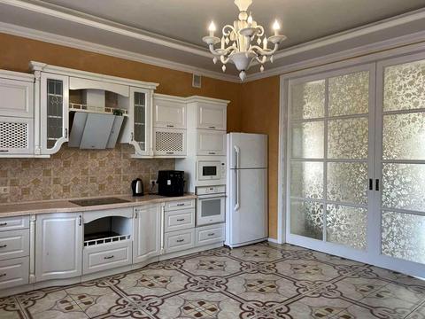 будинок за адресою Євгена Плужника вул.