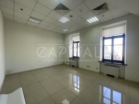 комерційна за адресою Богдана Хмельницького вул., 52