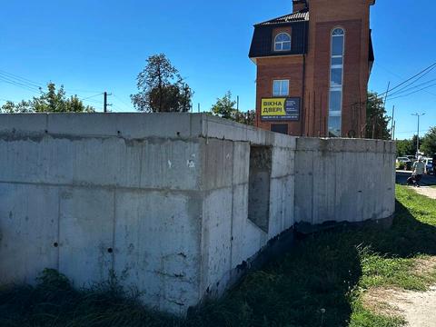 комерційна за адресою Жовтнева вул., 7