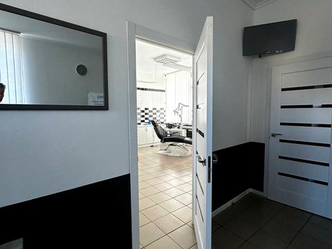 комерційна за адресою Жовтнева вул., 7