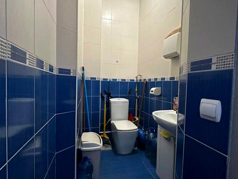 комерційна за адресою Жовтнева вул., 7