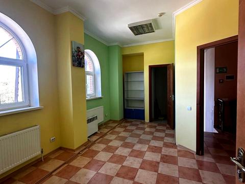 комерційна за адресою Жовтнева вул., 7