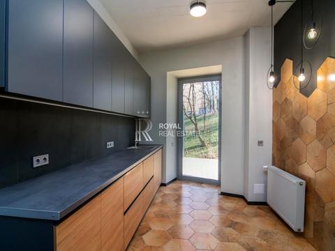 комерційна за адресою Спортивна пл., 1