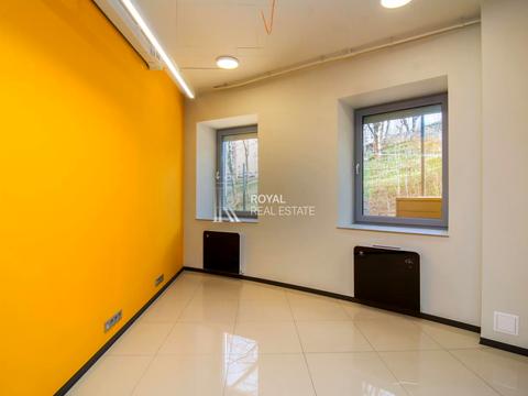 комерційна за адресою Спортивна пл., 1