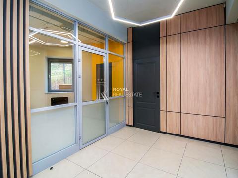 комерційна за адресою Спортивна пл., 1