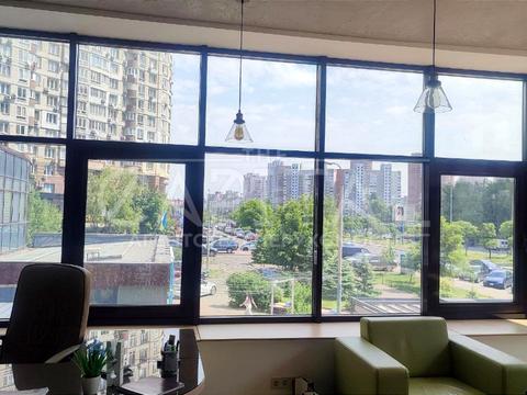 комерційна за адресою Анни Ахматової вул., 22