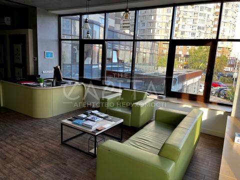 комерційна за адресою Анни Ахматової вул., 22