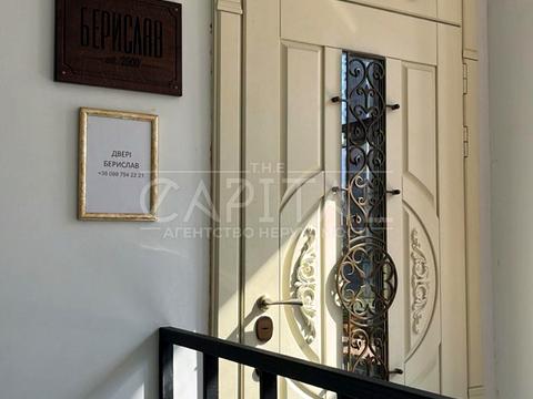 комерційна за адресою Анни Ахматової вул., 22