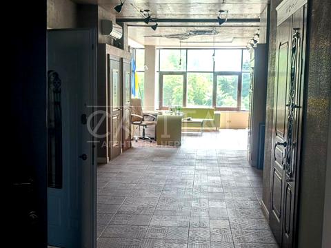 комерційна за адресою Анни Ахматової вул., 22