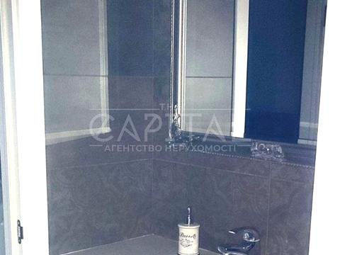 комерційна за адресою Анни Ахматової вул., 22