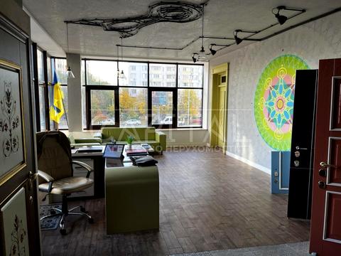 комерційна за адресою Анни Ахматової вул., 22