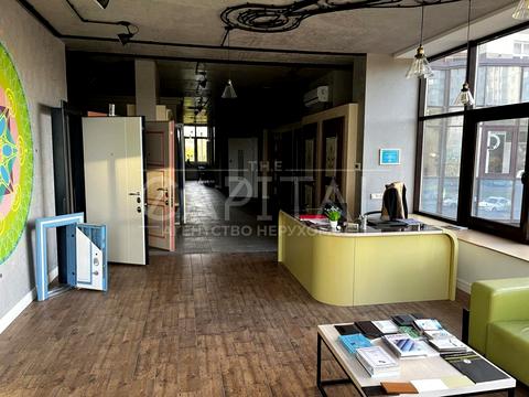 комерційна за адресою Анни Ахматової вул., 22