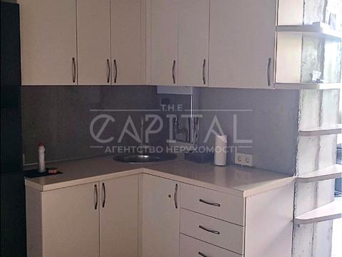 комерційна за адресою Анни Ахматової вул., 22