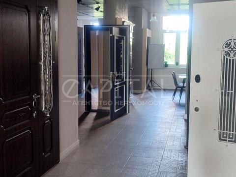 комерційна за адресою Анни Ахматової вул., 22