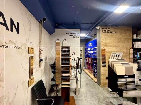 комерційна за адресою Дніпровська набережна вул., 18