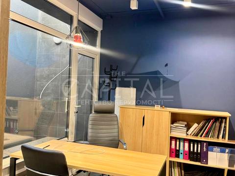 комерційна за адресою Дніпровська набережна вул., 18