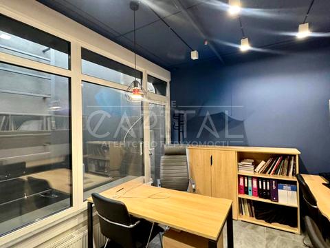 комерційна за адресою Дніпровська набережна вул., 18