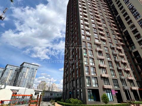 комерційна за адресою Дніпровська набережна вул., 18