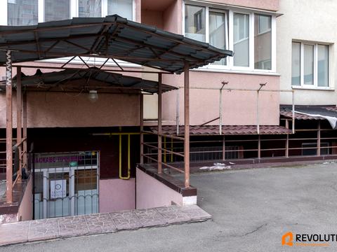 комерційна за адресою Боголюбова вул., 8