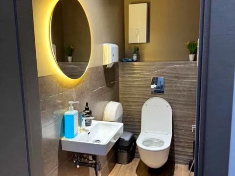 комерційна за адресою Лабораторна вул., 7