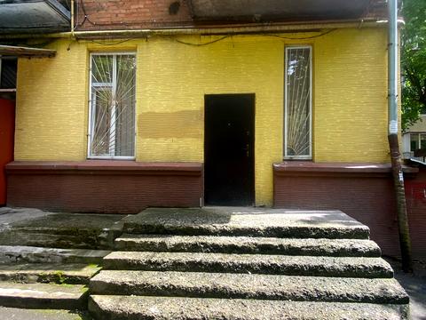 комерційна за адресою Кам'янецька вул., 102