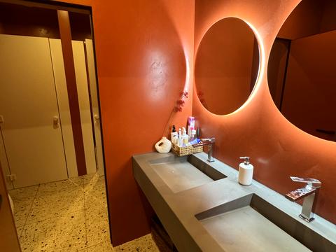 комерційна за адресою Вадима Гетьмана вул., 1