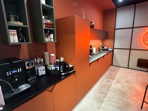 комерційна за адресою Вадима Гетьмана вул., 1