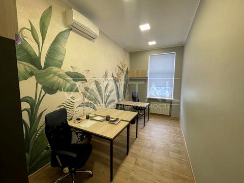 комерційна за адресою Пирогова вул., 3