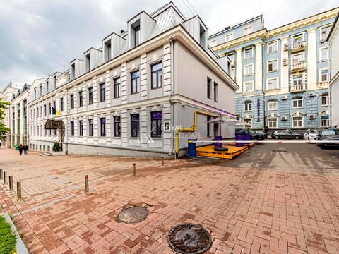 комерційна за адресою Богдана Хмельницького вул., 9