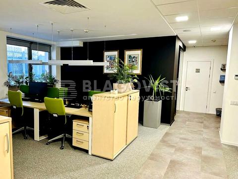 комерційна за адресою Спортивна пл., 3