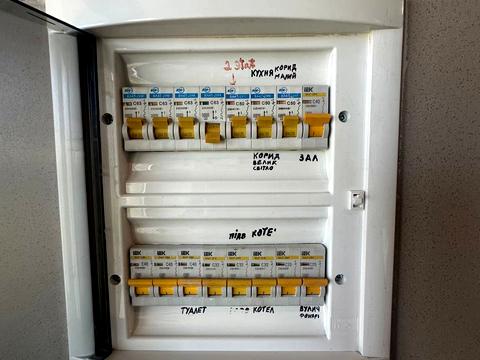 дом по адресу грушевського, 8