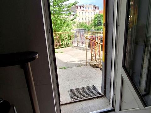 комерційна за адресою Хорватська вул., 12