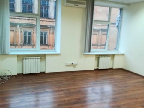 комерційна за адресою Пекарська вул., 7