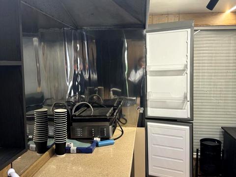 комерційна за адресою Інститутська вул., 1