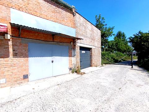 паркомісце за адресою Будівельників вул., 1